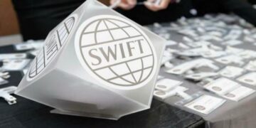 التعامل عبر نظام (سويفت) لتحويلات الدولار بحاجة إلى وقت