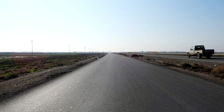 المباشرة بتنفيذ الممر الثاني لطريق يربط ثلاث محافظات