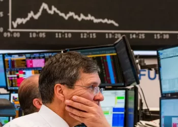 جي بي مورغان.. أسواق الأسهم في حالة “الهدوء الذي يسبق العاصفة”