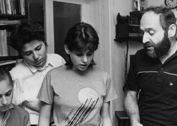 حـــوّل أطفاله الثلاثة إلى “عباقرة” لإثبات وجهة نظره ..عن “الذكاء المكتسب”