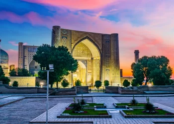 مسجد “بيبي خانم” جوهرة سمرقند الذي تأسس قبل 600 سنة .. بناه تيمورلنك هديةً لزوجته