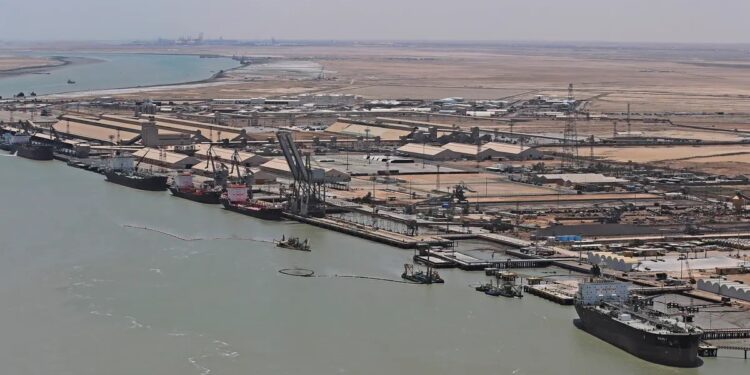 توقيع عقداً لإنشاء رصيف خدمي عائم في ميناء أم قصر