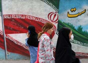 الرئيس الإيراني .. العدو يسعى إلى “تحويـــل الحجاب إلى قضية أمنية”