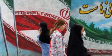 الرئيس الإيراني .. العدو يسعى إلى “تحويـــل الحجاب إلى قضية أمنية”