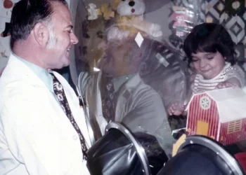 عاش حياته داخل فقاعة بلاستيكية دون أن يلمسه بشر