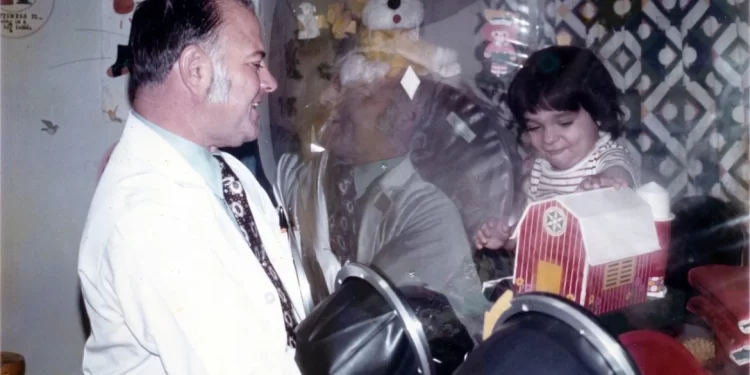 عاش حياته داخل فقاعة بلاستيكية دون أن يلمسه بشر