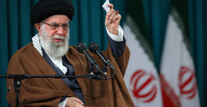 خامنئي .. خلع الحجاب حـــرام “شرعيا وسياسيا”