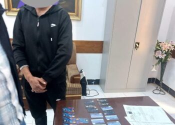 ضبط متهم بحوزته (35 بطاقة مصرفية) معبأة بمبالغ مالية معدة للتهريب
