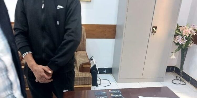 ضبط متهم بحوزته (35 بطاقة مصرفية) معبأة بمبالغ مالية معدة للتهريب
