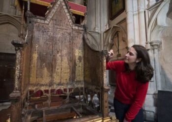 ترميم كرسي العرش لــ”تتويج الملك تشارلز” و حجر القدر يرافق التنصيب