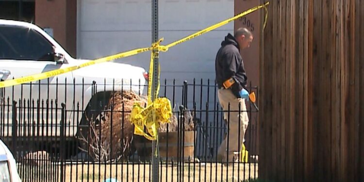 أميركا… شرطيون يطرقون باب المنزل الخطأ ويقتلون مقيماً فيه