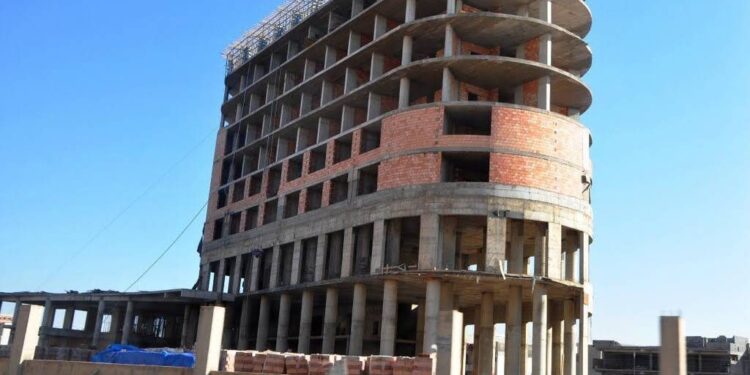 سقوط (11 عاملا) من اعلى بناية قيد الانشاء في اربيل