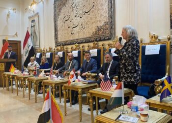 السفيرة الأمريكية تشيــد بموقف شيوخ عشائر عراقية
