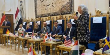 السفيرة الأمريكية تشيــد بموقف شيوخ عشائر عراقية