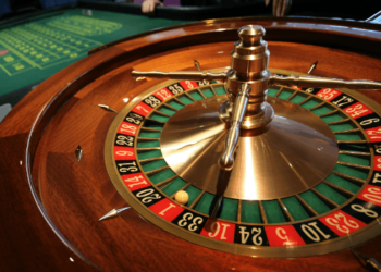 بغداد .. بالفيديو اقتحام 4 محال روليت واعتقال عاملين فيها