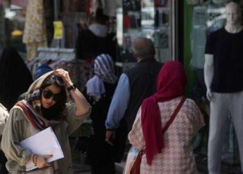 إغلاق 150 مؤسسة تجارية في إيران بسبب “عدم احترام الحجاب الإلزامي”