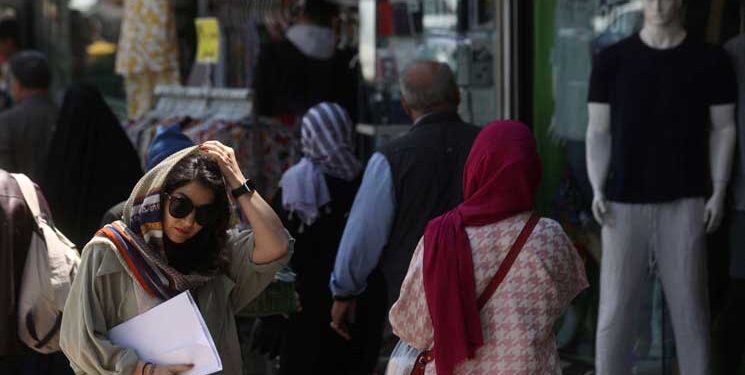 إغلاق 150 مؤسسة تجارية في إيران بسبب “عدم احترام الحجاب الإلزامي”