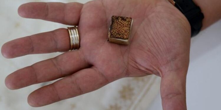 أصغر مصاحف العالم … تسبب في إسلام عائلة بأكملها