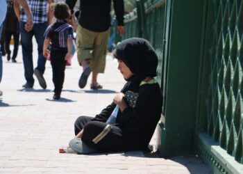 التسول في العراق “مهنة تدار من قبل مافيات”