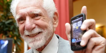 مخترع الهاتف المحمول بعد 50 عاماً ..”أرى البعض فقدوا عقولهم الناس أصبحوا مدمنين”
