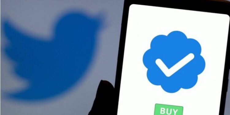ماسك ينهي علامة التوثيق الزرقاء المجانية في تويتر