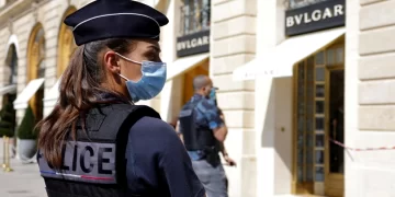 لصوص يسطون على أحد أشهر محلات المجوهرات بباريس .. سرقة ملايين اليوروهات في وضح النهار