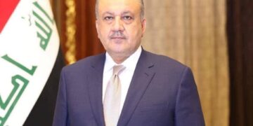 وزيرالدفاع يوجه بأستبدال الهويات العسكرية للضباط والمراتب بأخرى (لم يسبق حملها في الدولة العراقية)