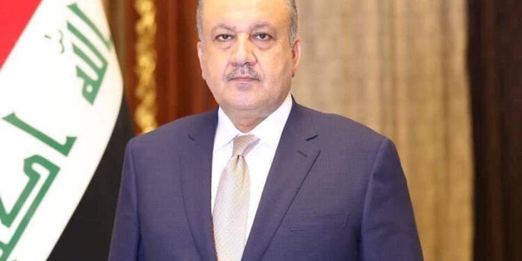 وزيرالدفاع يوجه بأستبدال الهويات العسكرية للضباط والمراتب بأخرى (لم يسبق حملها في الدولة العراقية)