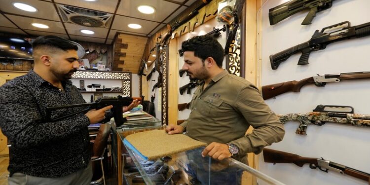 الداخلية تنشر الية إصدار “إجازات السلاح” في العراق