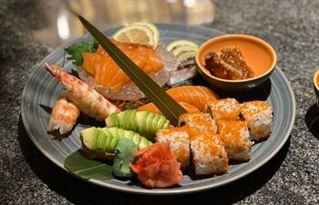 مطعم ياباني “يفرض شرطا” أثناء تناول الطعام