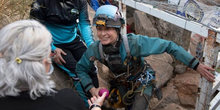 سيدة إسبانية تقضي (500 يوم في كهف تحت الأرض) وترفض الخروج