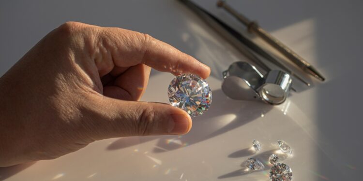 اكتشاف أحد أندر الأحجار الكريمة في الهند وتسميته بـ(القلب النابض) .. ألماسة داخل ألماسة !