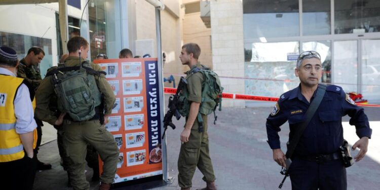 إصابة جنديين إسرائيليين طعناً بالقرب من ثكنة عسكرية