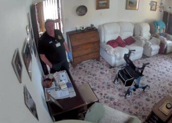 بالفيديو .. مُسعف بريطاني يسرق مال سيدة بعد لحظات من وفاتها