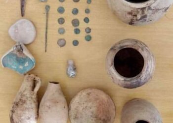 العثور على قطع أثرية جرفتها مياه الأمطار