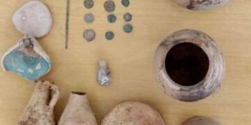 العثور على قطع أثرية جرفتها مياه الأمطار