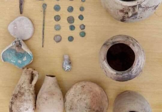 العثور على قطع أثرية جرفتها مياه الأمطار