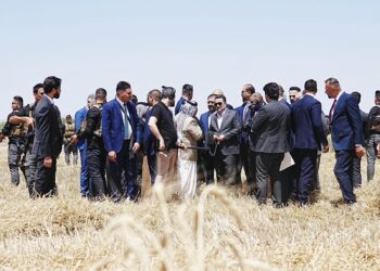 السوداني يزور إحدى مزارع واسط ويطّلع على عمليات الحصاد ويتحدث إلى مجموعة من الفلاحين