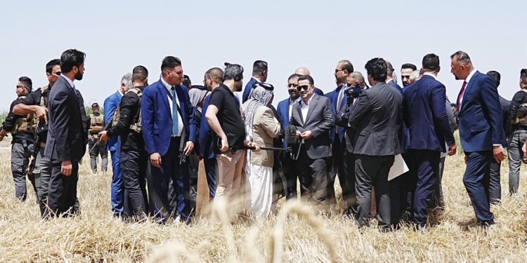 السوداني يزور إحدى مزارع واسط ويطّلع على عمليات الحصاد ويتحدث إلى مجموعة من الفلاحين