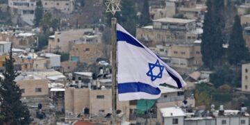 إسرائيل تفتتح سفارة لها على بعد (17 كيلو متراً) عن إيران