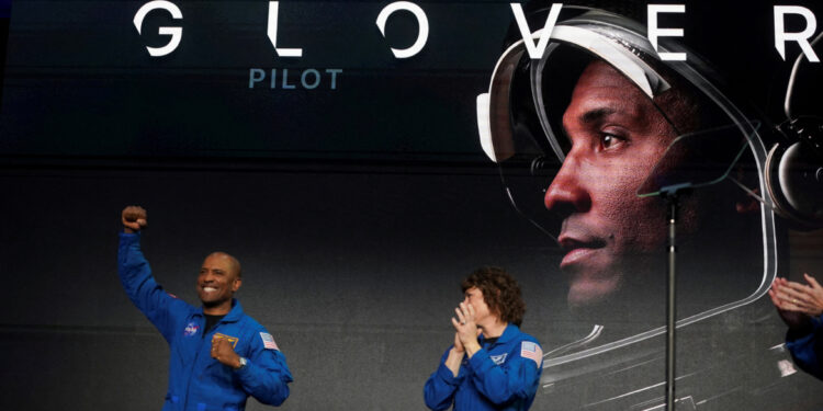 الاعلان عن مشاركة “أول امرأة في مهمة للتحليق حول القمر”.. يرافقها أول أمريكي من أصل إفريقي