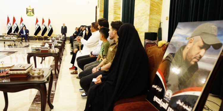 السوداني يستقبل عدداً من عوائل شهداء الحشد الشعبي