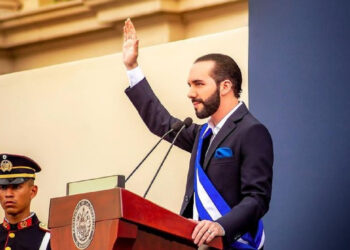 شن حملة “اعتقالات للآلاف من رجال العصابات” بتأييد 92 % من شعبه ,, “أروع ديكتاتور”