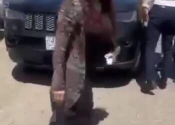 امرأة تعتدي على رجل مرور وتقدم على تمزيق “دفتر” مخالفاته في بغداد