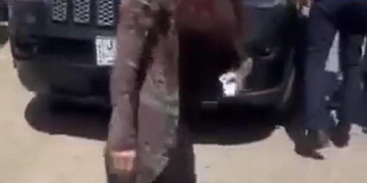 امرأة تعتدي على رجل مرور وتقدم على تمزيق “دفتر” مخالفاته في بغداد