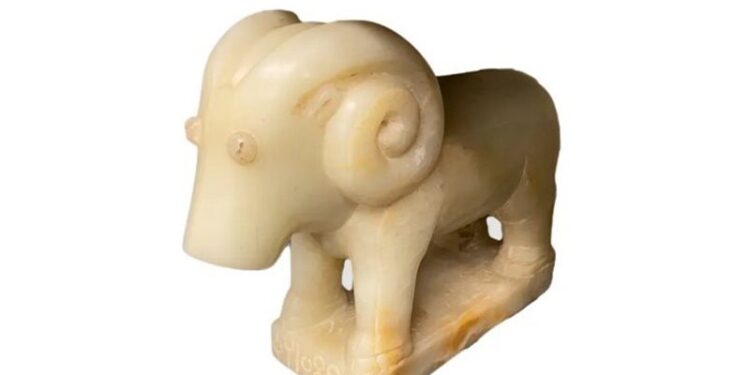 أمريكا تعيــــد 3 قطع أثرية مسروقة إلى اليمن