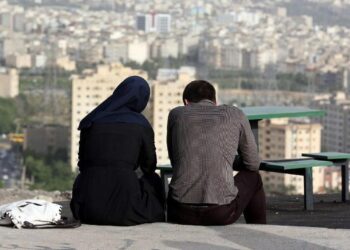 تلفزيون رسمي إيراني يعتذر بعد بثـــه “مشهد زوجين يتبادلان قبلة”