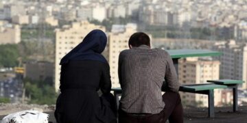 تلفزيون رسمي إيراني يعتذر بعد بثـــه “مشهد زوجين يتبادلان قبلة”