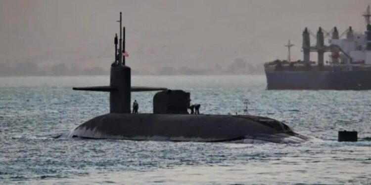 مناورة بحرية بين غواصتين أميركية وإيرانية في مياه الخليج