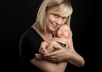 امرأة “بلا مبايض” تلد طفلا معجزة